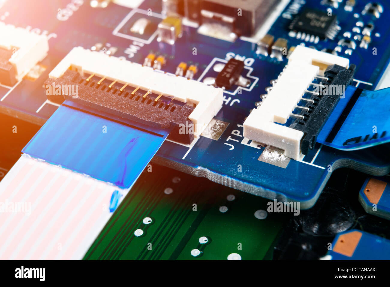 Makroaufnahme der Platine mit Widerständen Mikrochips und elektronische Komponenten. Computer Hardware Technologie. Integrierte Kommunikation Prozessor. Inf Stockfoto
