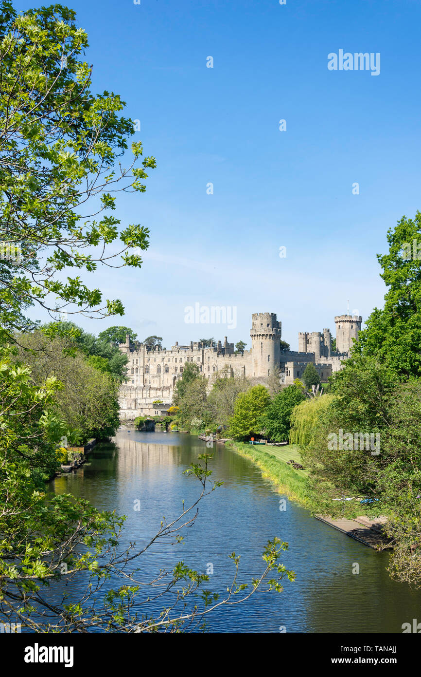 Mittelalterliche Warwick Castle über den Fluss Avon, Warwick, Warwickshire, England, Vereinigtes Königreich Stockfoto