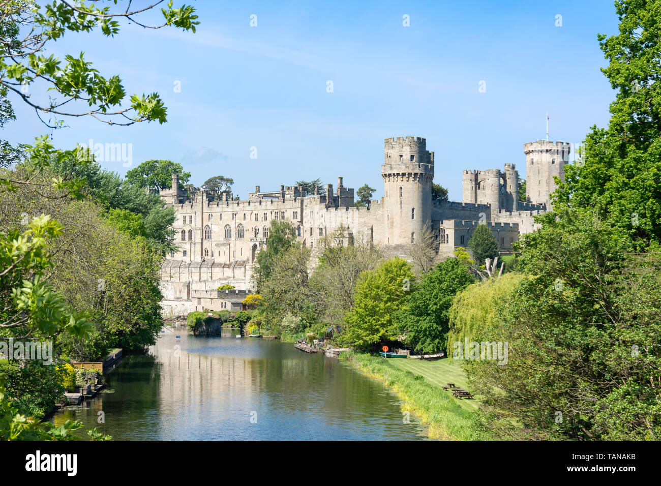 Mittelalterliche Warwick Castle über den Fluss Avon, Warwick, Warwickshire, England, Vereinigtes Königreich Stockfoto