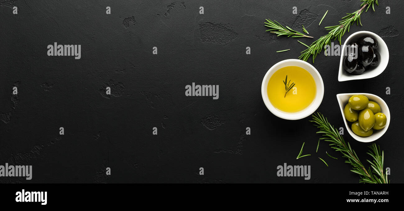 Olivenöl, Rosmarin und Oliven Komposition. Stockfoto