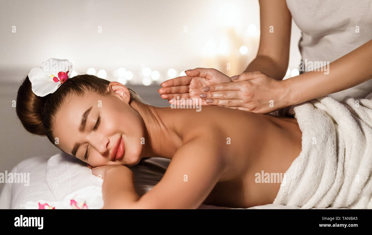 Glückliche Frau empfangen Zurück Massage im Spa Salon Stockfoto