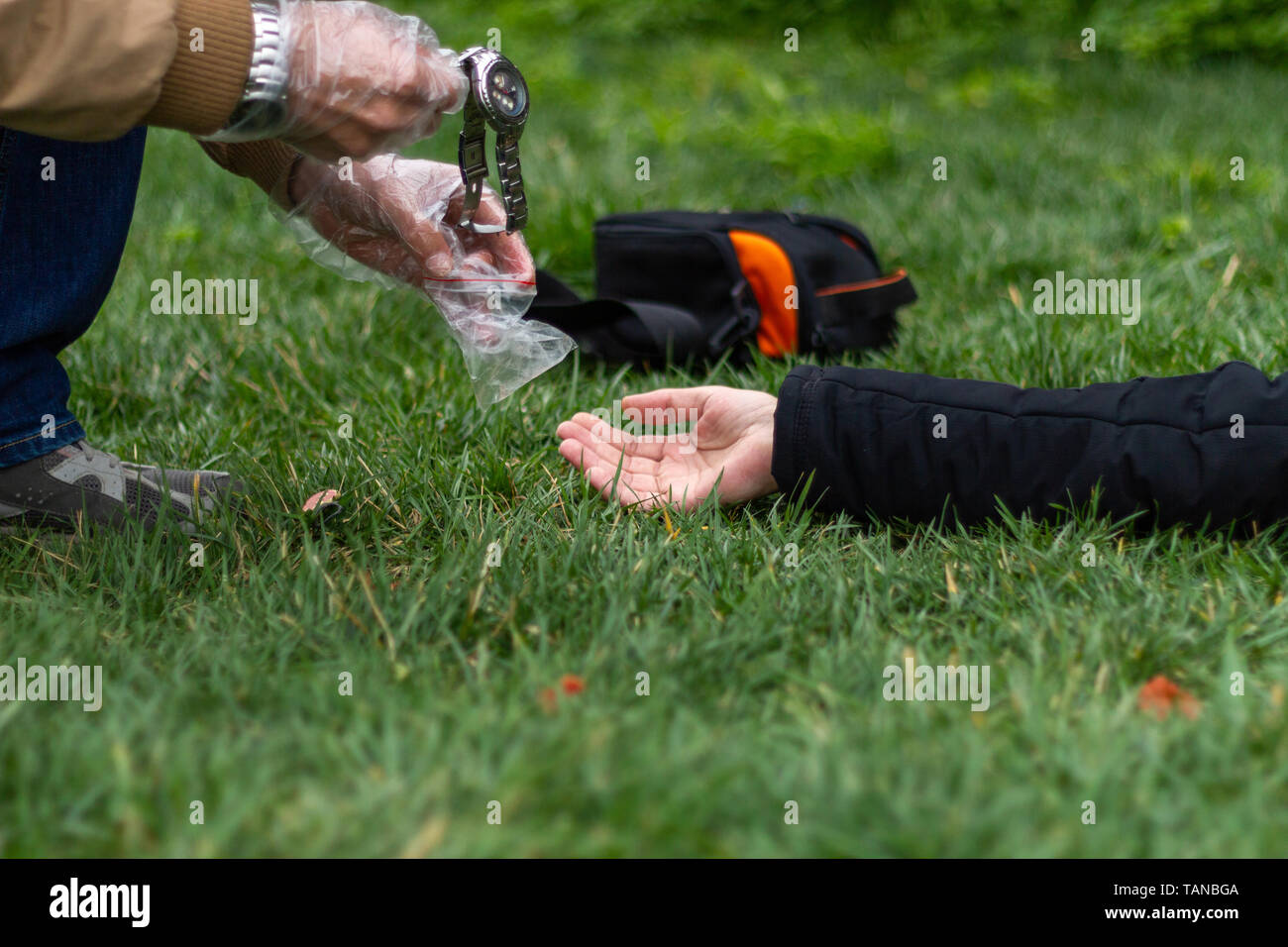 Polizei detective Sammeln der Beweise am Tatort Stockfoto