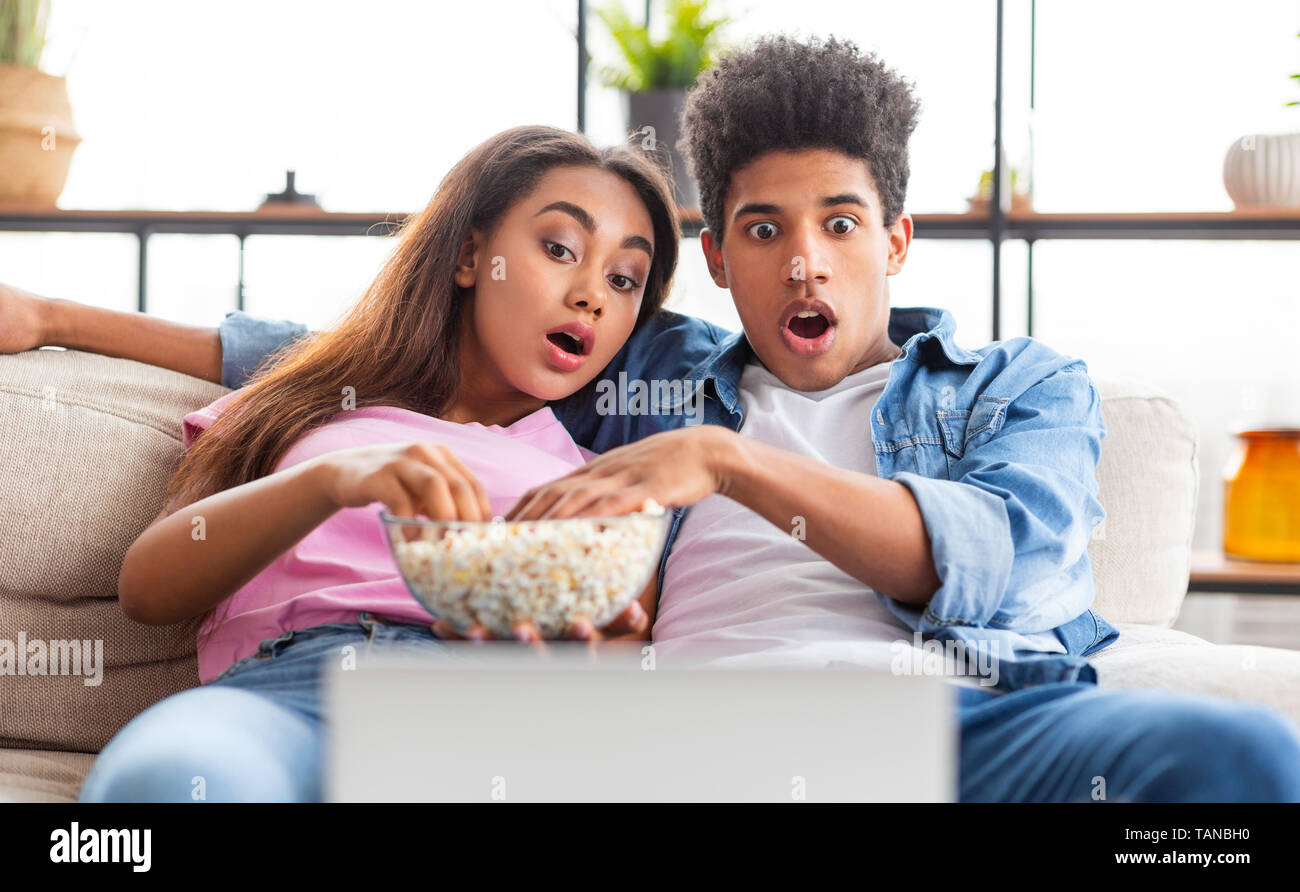 Teen Paar beobachten scary movie auf Laptop Schockiert Stockfoto