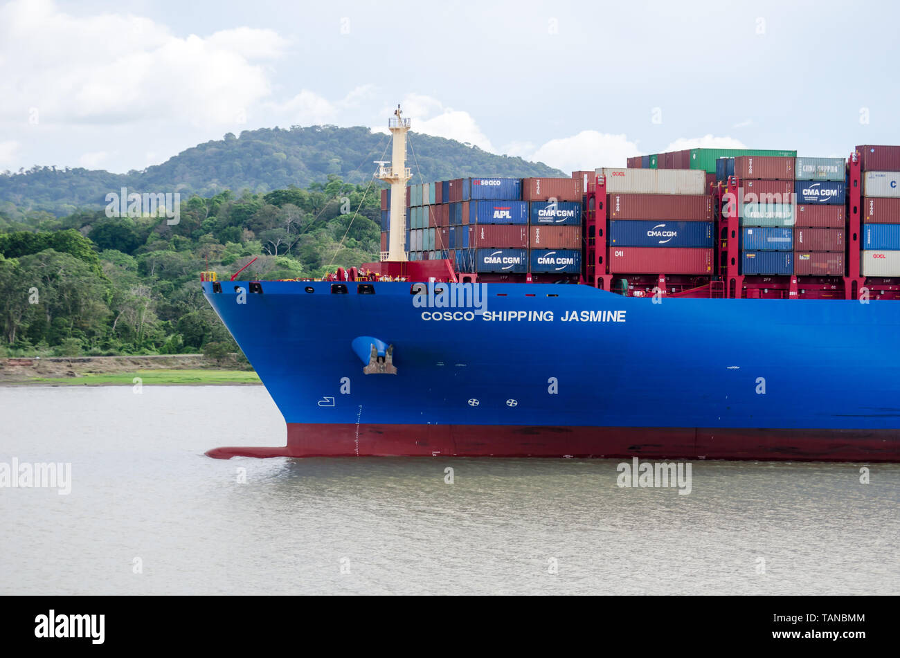 Details der Cosco Versand Jasmin, während es ging durch den Panama Kanal am Culebra Cut Eingang von der Gatun See zum Pazifischen Ozean Stockfoto