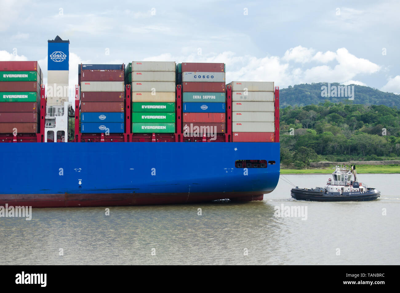 Details der Cosco Versand Jasmin, während es ging durch den Panama Kanal am Culebra Cut Eingang von der Gatun See zum Pazifischen Ozean Stockfoto