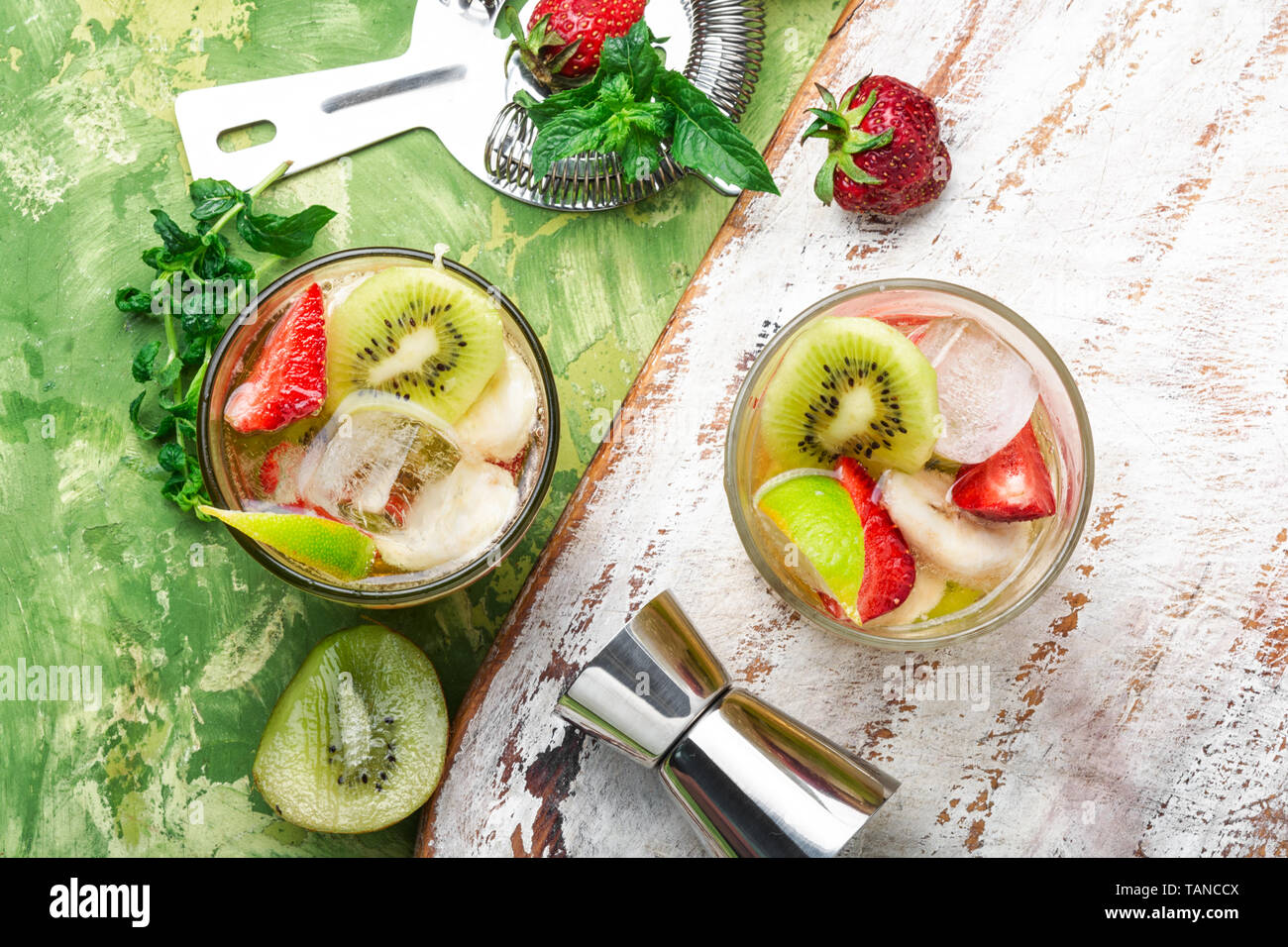 Sommer Drink von Kiwi, Kalk und Erdbeere. Fruchtcocktail Stockfoto
