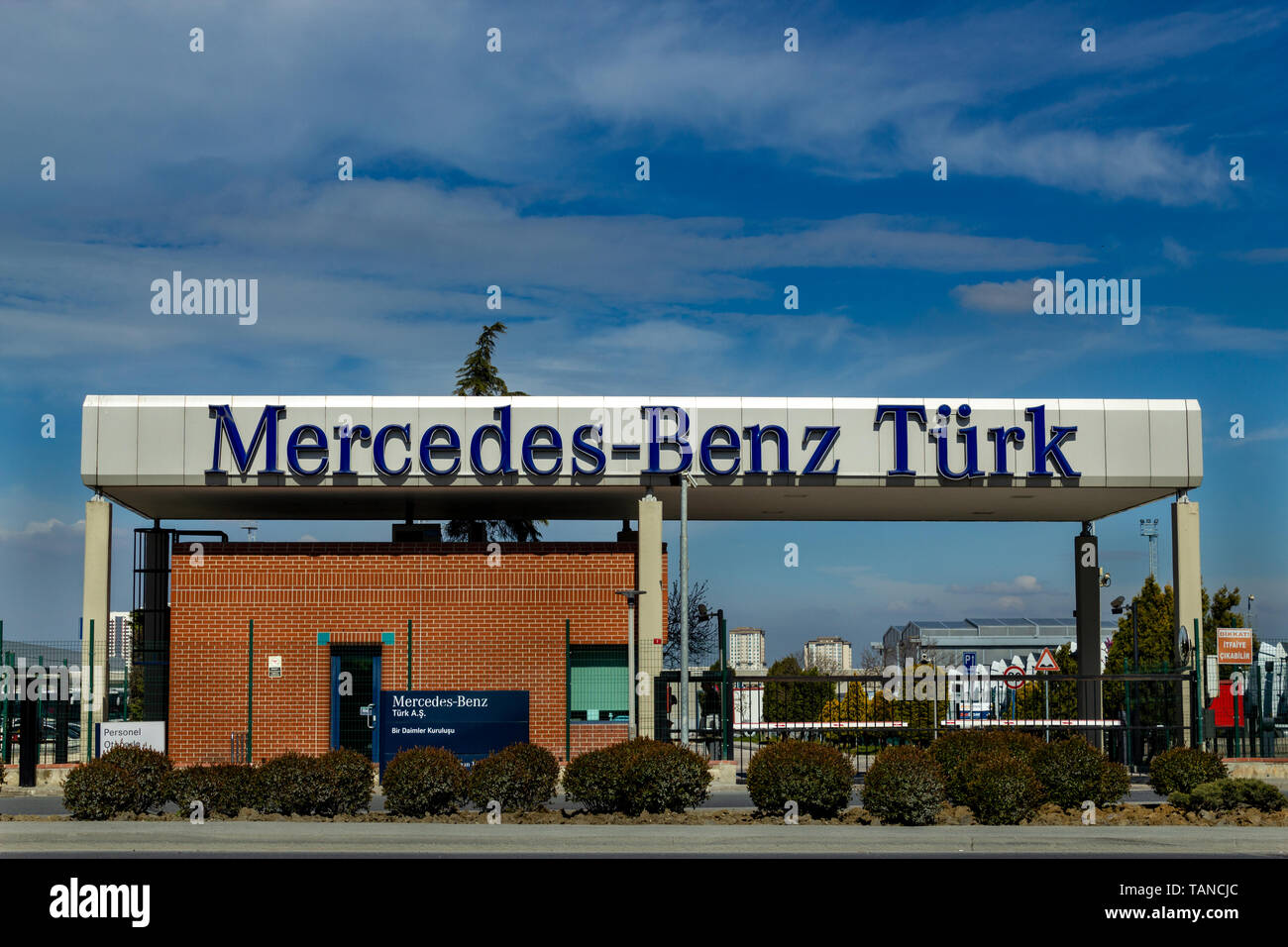 Esenyurt, Istanbul/Türkei - 07 April 2019: Mercedes Benz türkischen Co Hauptsitz, Eingang Stockfoto