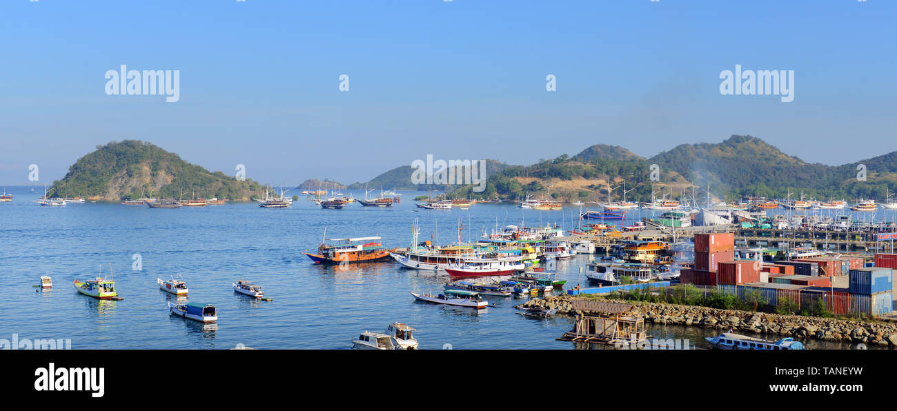 Der malerische Hafen von Labuan Bajo, Flores, Indonesien. Stockfoto
