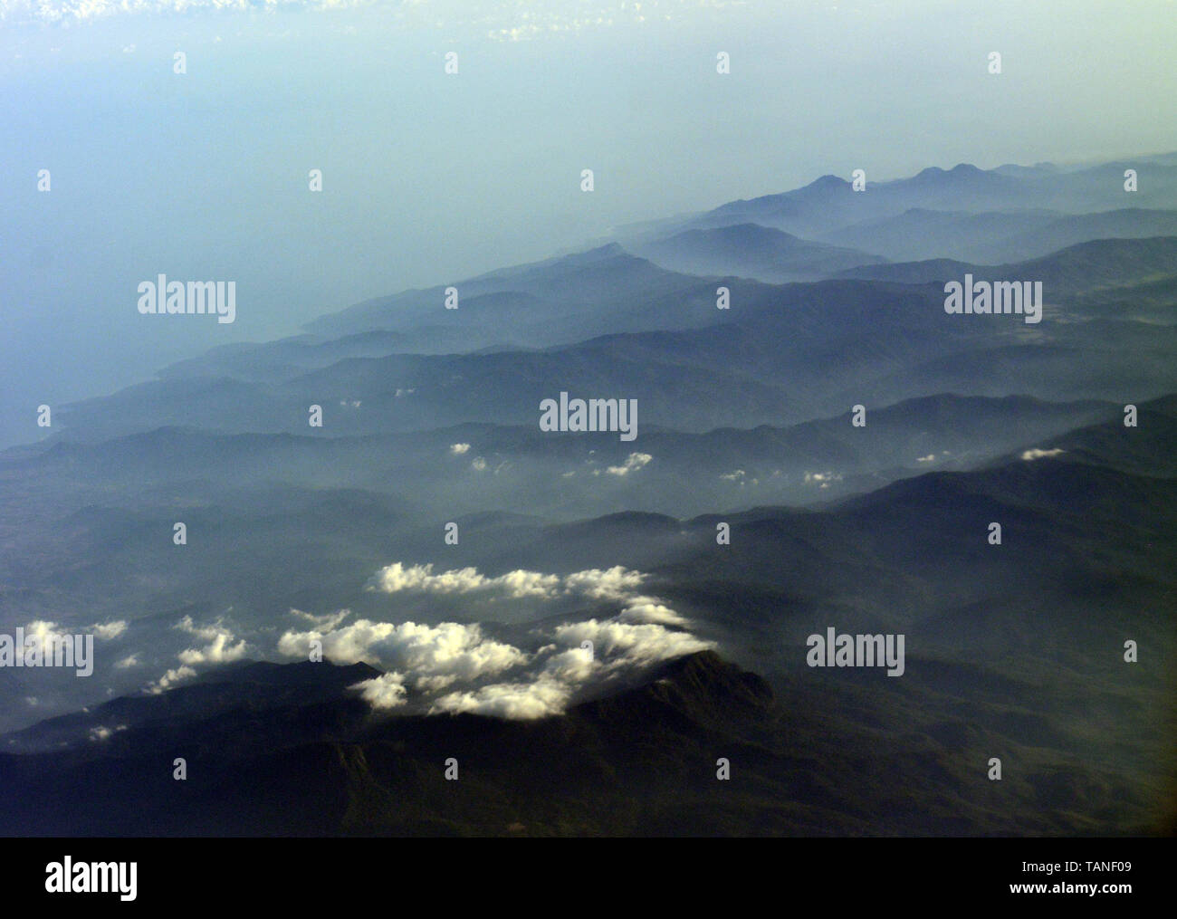 Luftaufnahmen, die die Berge an der West Nusa Tenggara, Indonesien. Stockfoto
