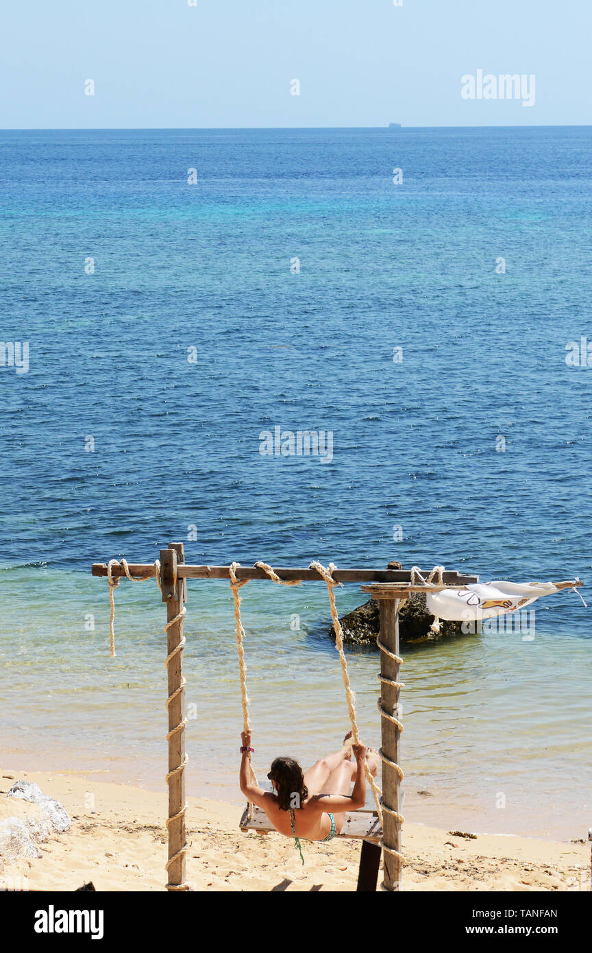 Die gemütlichen Strand am X Piraten Camp auf sebayur Besar Insel in der Nähe von Labuan Bajo, indoensia. Stockfoto