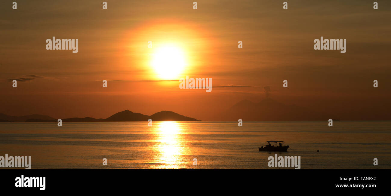 Ein dramatischer Sonnenuntergang über der Flores See. Stockfoto