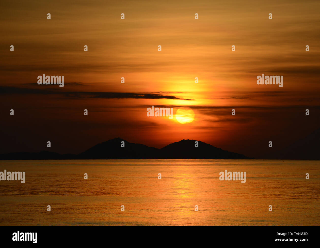 Einen schönen Sonnenuntergang von Sebayur Besar Insel in der Nähe von Labuan Bajo in Indonesien gesehen. Stockfoto