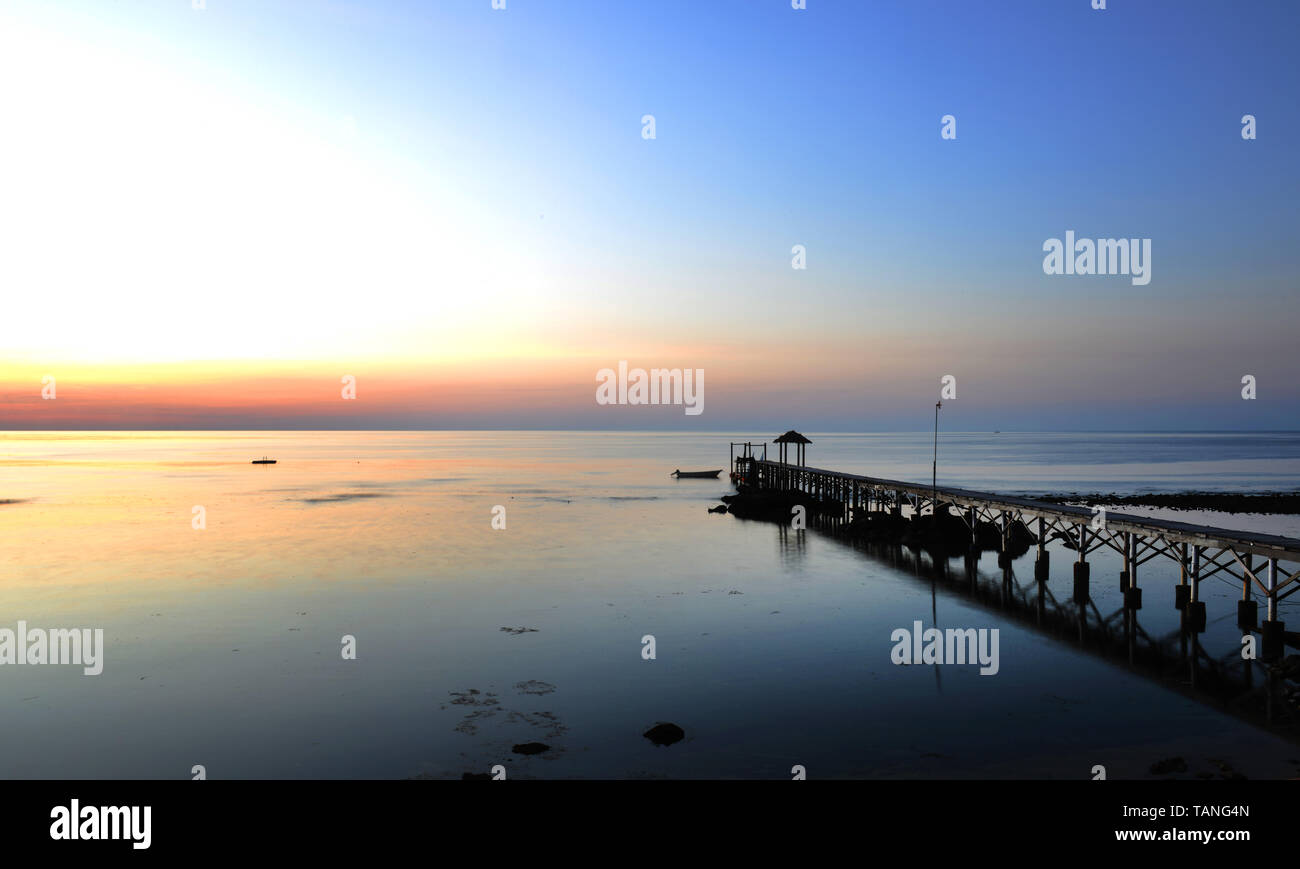 Einen schönen Sonnenuntergang von Sebayur Besar Insel in der Nähe von Labuan Bajo in Indonesien gesehen. Stockfoto