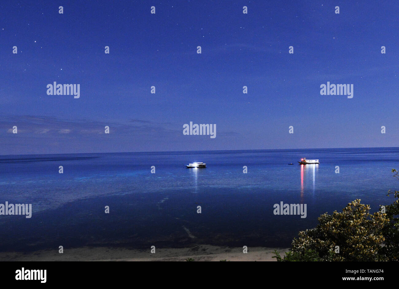 Ein Blick auf das Meer in der Nacht als von Sebayur Besar Insel gesehen. Stockfoto