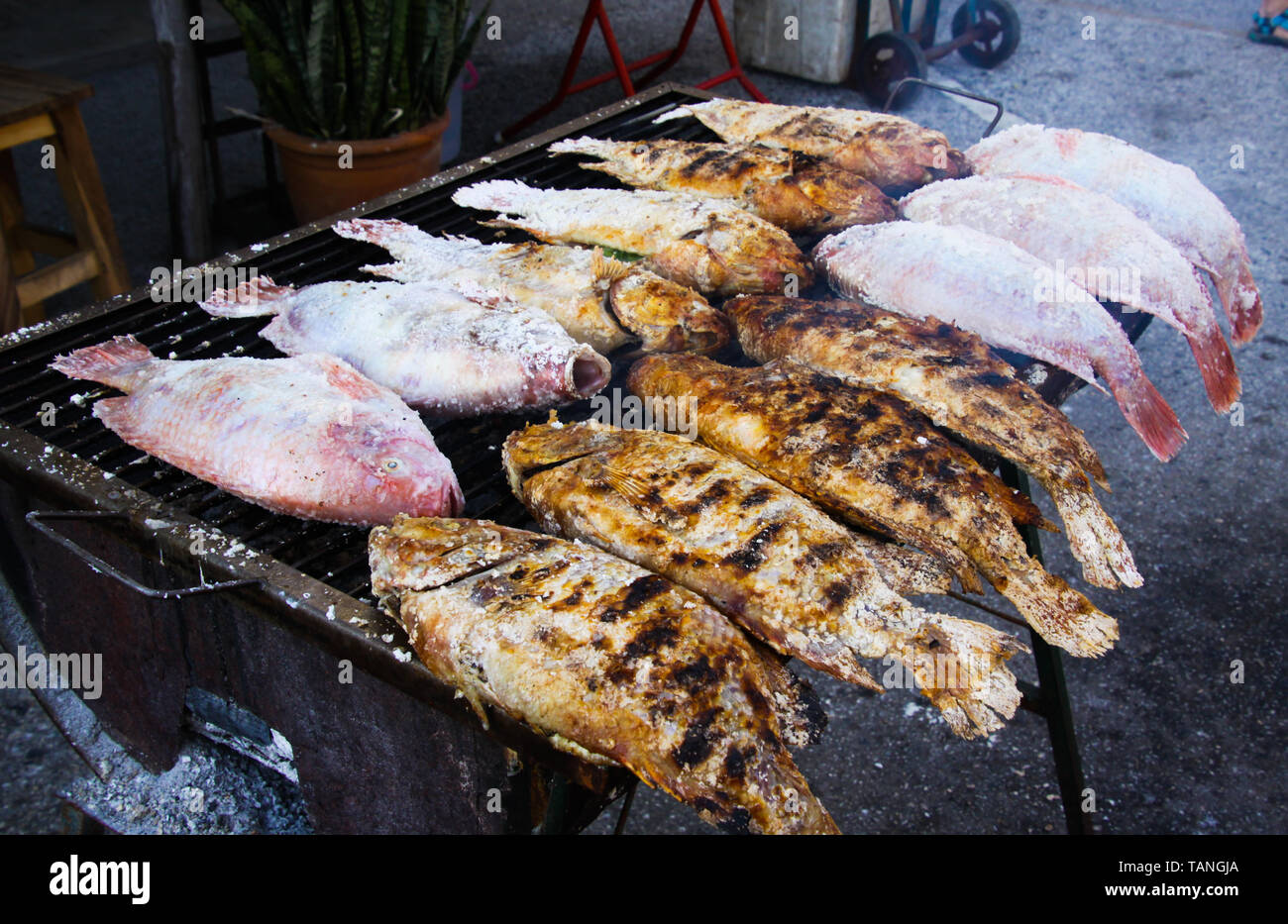 In der Nähe von Thai Street food Grill mit gesalzener Fische auf Holzkohle Grill - Bangkok, Thailand Stockfoto