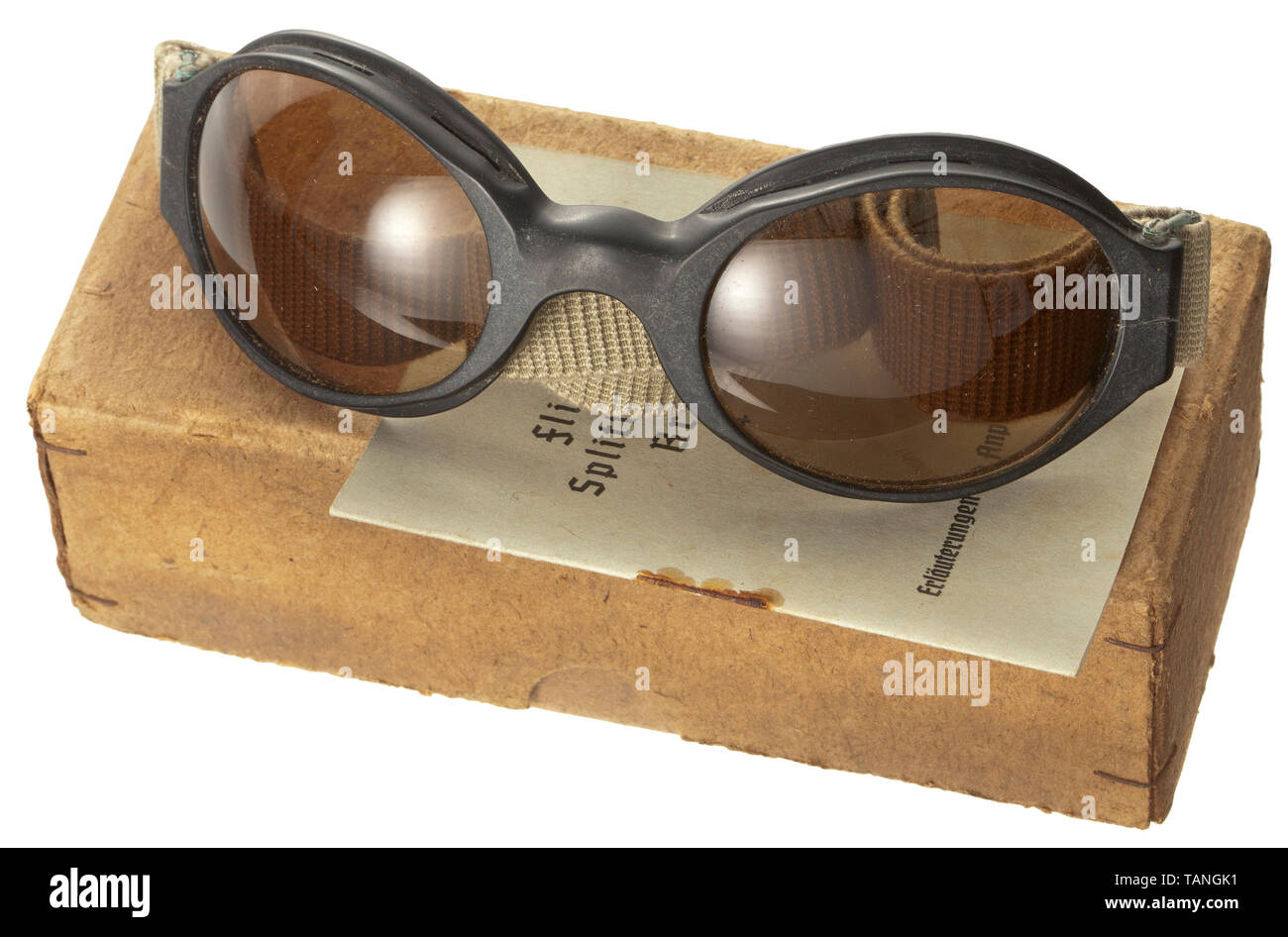 Ein paar Anti-Splitter Schutzbrille in der Originalverpackung mit den Anweisungen der Schutzbrillen aus Kunststoff mit einer starren Nasensteg, die Gläser getönt, eine bräunlich-grünliche Farbe, Gummizug mit nicht-magnetischen Metall schieben. Des Herstellers Schriftzug "Nigurd" auf der Seite. In einem Karton mit Papier. Einschließlich der Gebrauchsanweisung für 'Ultrasin' Fliegerbrille, acht Seiten, die Bezeichnung "C/1938" auf der Abdeckung. historischen, geschichtlichen, Luftwaffe, Zweig, Zweige, bewaffneten Service, Streitkräfte, Militaria, Militär, Luftwaffe, Objekt, Objekte, s, Editorial-Use - Nur Stockfoto