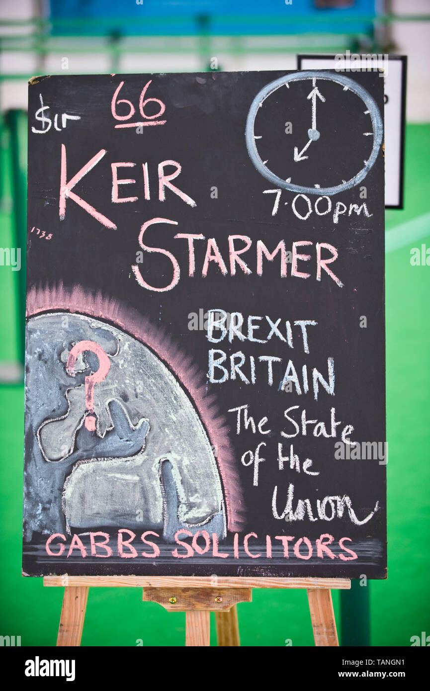 Schiefertafel außerhalb Festzelt Werbung Sir Keir Starmer MP der britischen Labour Partei Politiker und Rechtsanwalt bei Hay Festival Hay-on-Wye Powys Wales UK Stockfoto