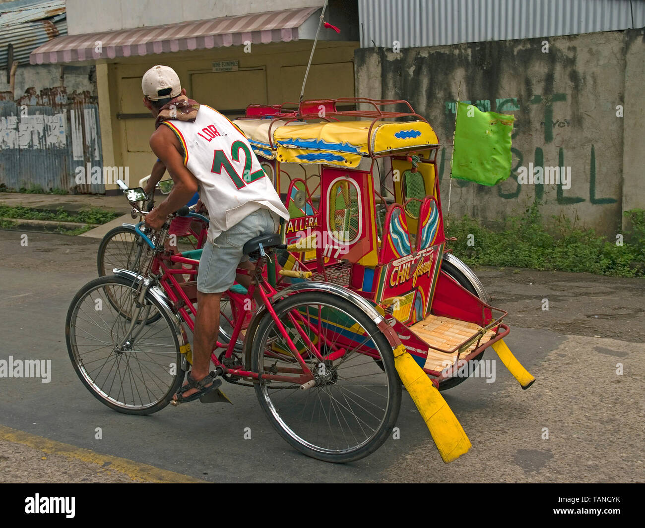 Filipino mit traditionellen Dreirad, gemeinsame öffentliche Verkehrsmittel, Moalboal, Cebu, Central Visayas, Philippinen Stockfoto