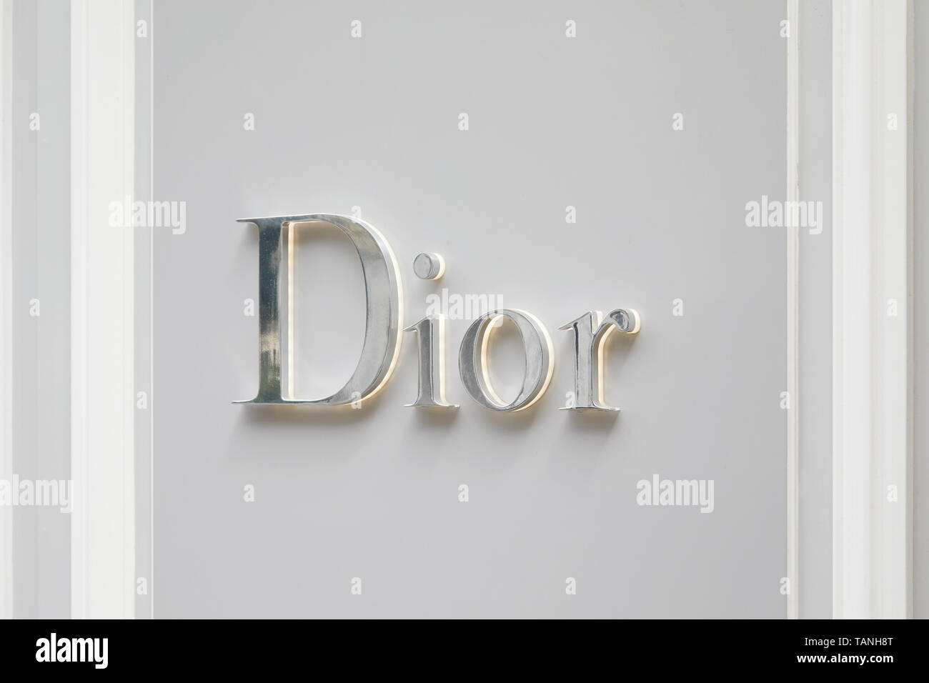 PARIS, Frankreich, 22. JULI 2017: Dior fashion Luxus shop Silber anmelden Avenue Montaigne in Paris, Frankreich. Stockfoto