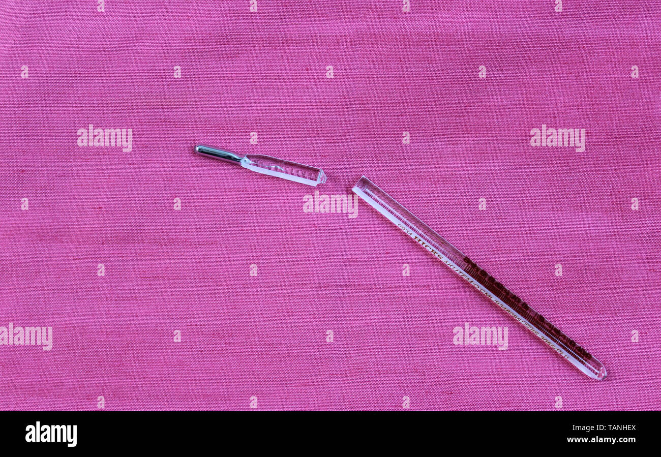 Zerbrochene Quecksilberthermometer Stockfoto