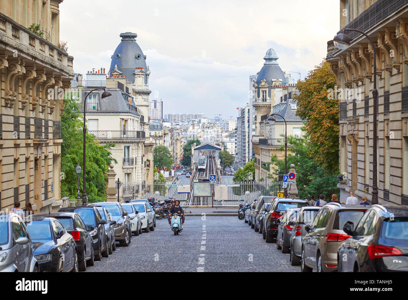 PARIS, Frankreich, 22. JULI 2017: Straße in Paris, mit der Perspektive, die Menschen wandern und reiten Moped in Frankreich Stockfoto