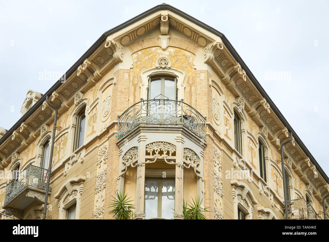TURIN, Italien, 10. SEPTEMBER 2017: Art Nouveau Gebäude Architektur Ecke mit Blumenschmuck in Turin, Italien Stockfoto