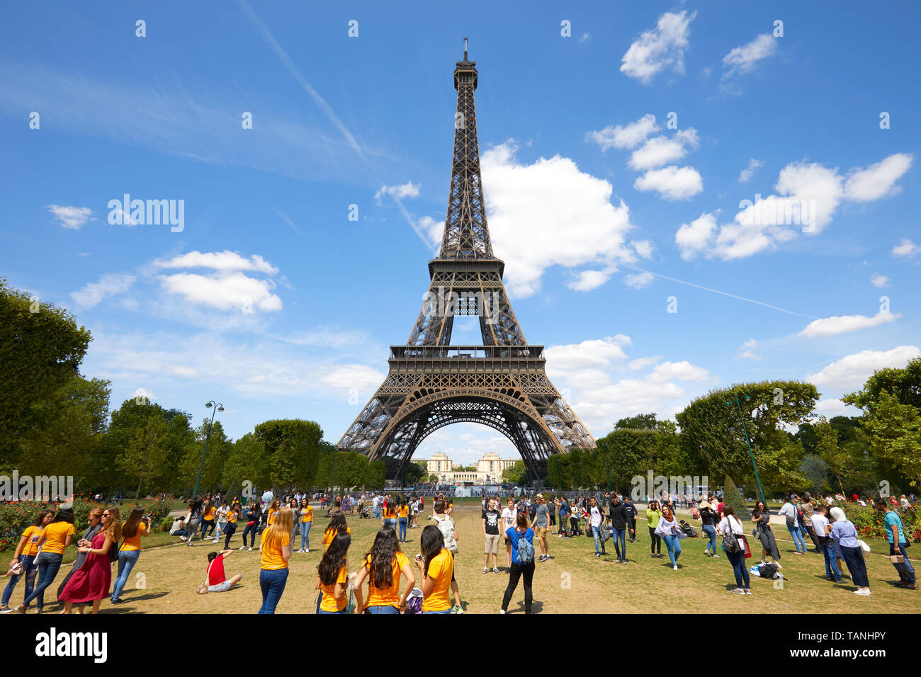 PARIS, Frankreich, 21. JULI 2017: Eiffelturm in Paris und grünes Feld von Mars Wiese mit Menschen und Touristen in einem sonnigen Sommertag, blauer Himmel Stockfoto