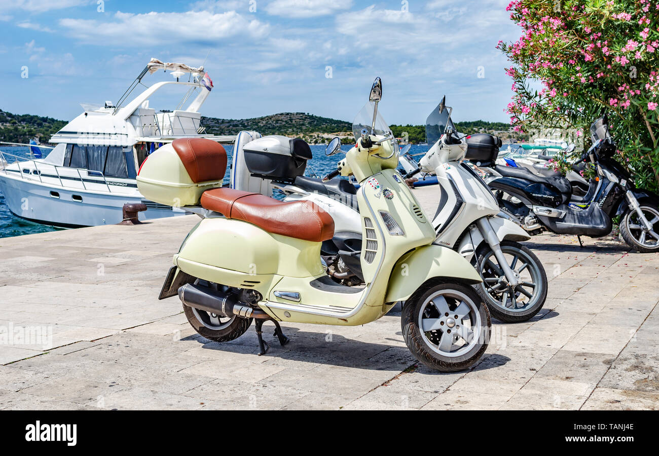 Roller auf dem Parkplatz in der Stadt. Stockfoto