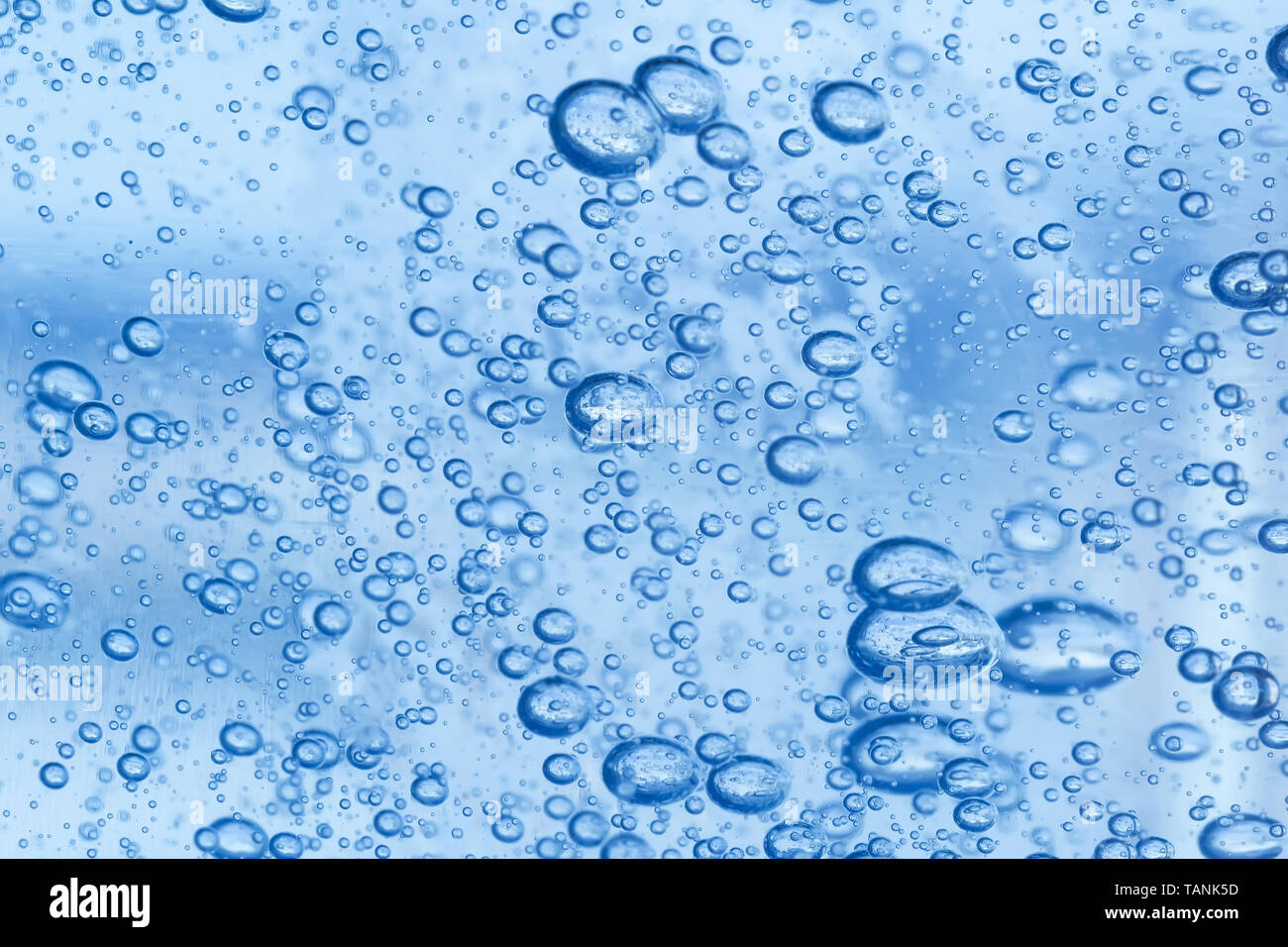 Luftblasen in einem dicken blauen Gel. Zusammenfassung Hintergrund. Stockfoto