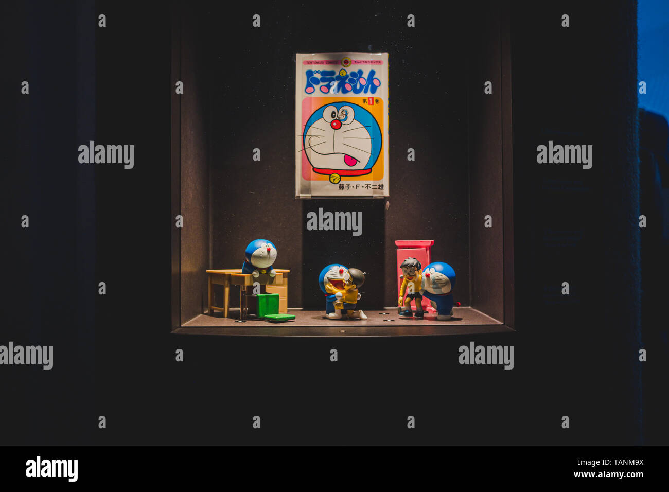 Doraemon Spielzeugfiguren in einer Vitrine - "AI: Mehr als Mensch" Ausstellung im Barbican Centre - London - Mai 2019 Stockfoto