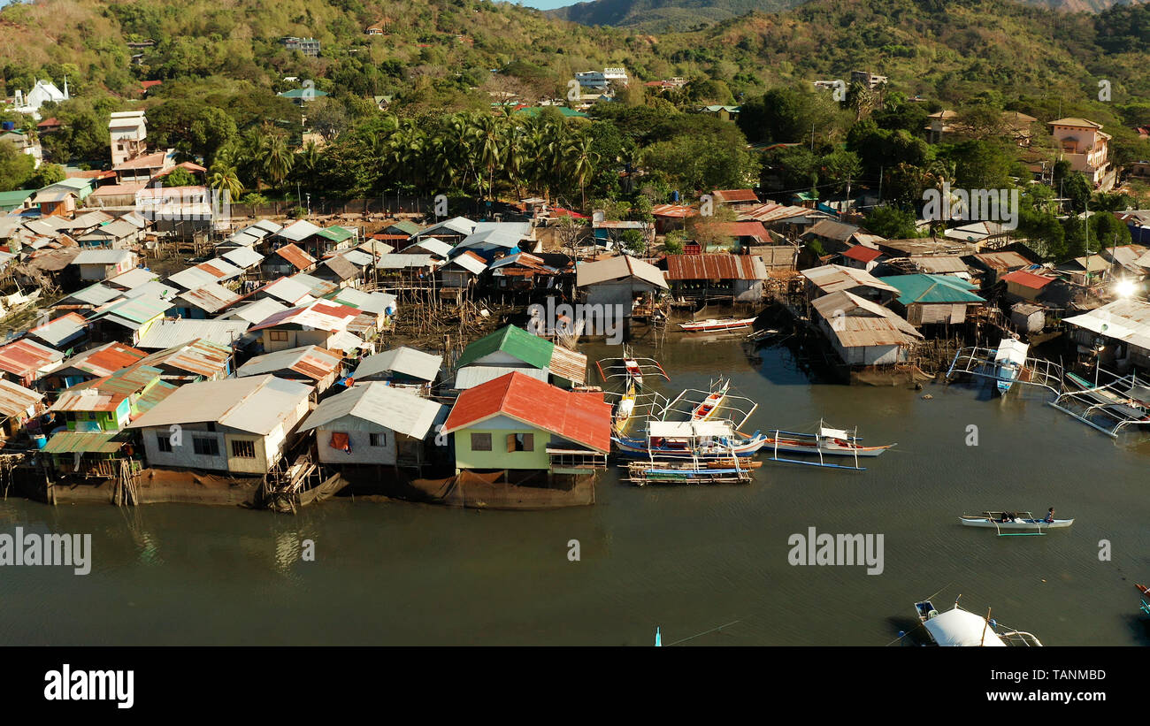Alte Holzhaus auf dem Meer im Fischerdorf. Coron, Busuanga, Philippinen. häuser Gemeinschaft stehend im Wasser in Fischerdorf. Coron Stadt mit Slums und Armenviertel. Stockfoto
