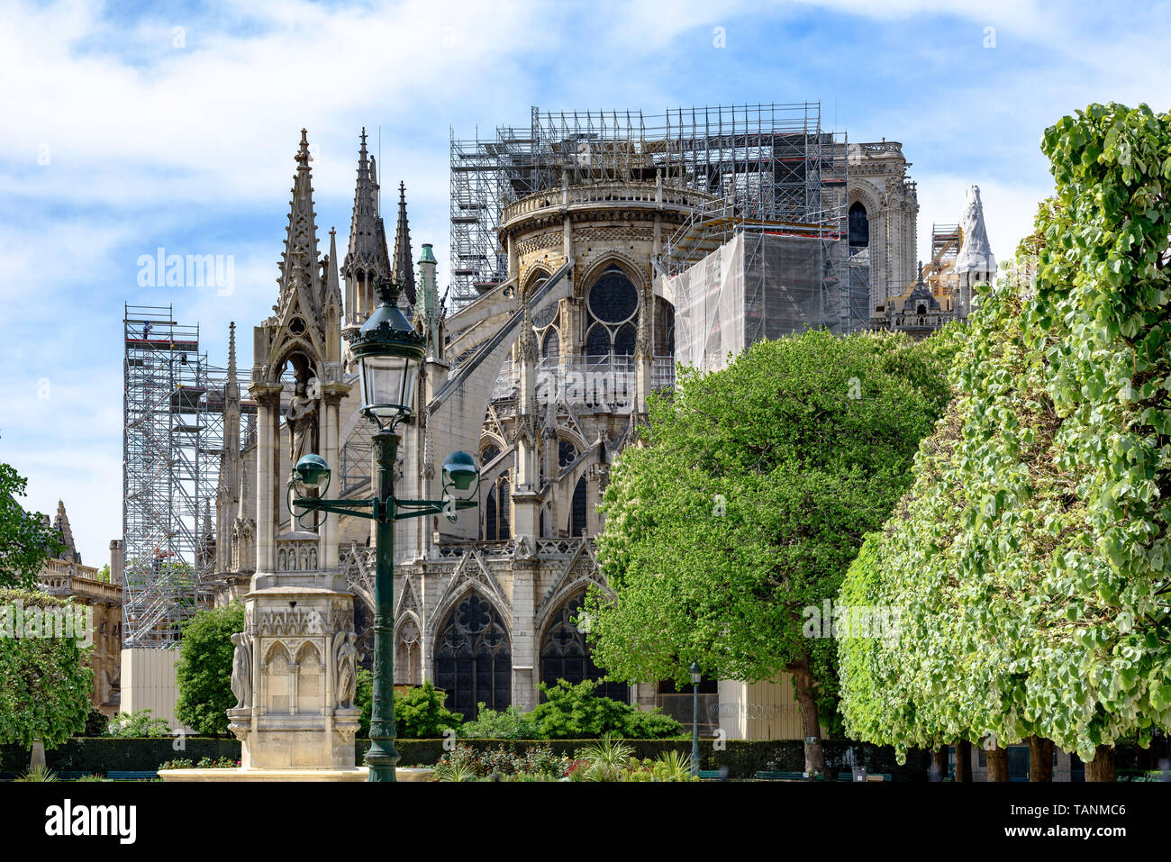 Die Kathedrale Notre-Dame de Paris eine Woche nach dem Brand mit Gerüst als vom Garten aus gesehen an einem sonnigen Tag Stockfoto