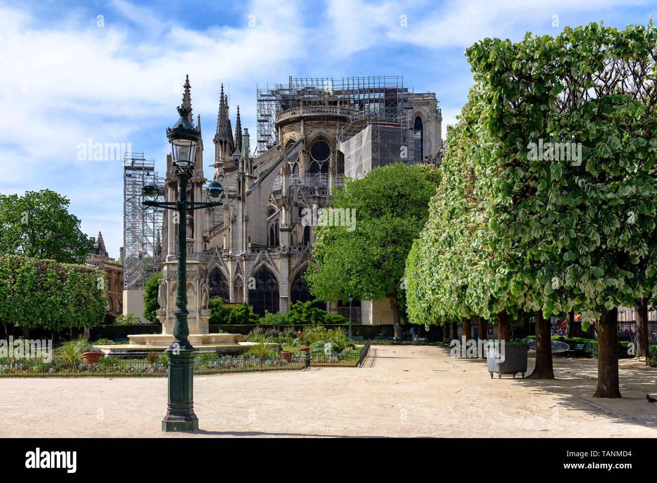 Die Kathedrale Notre-Dame de Paris eine Woche nach dem Brand mit Gerüst als vom Garten aus gesehen an einem sonnigen Tag Stockfoto
