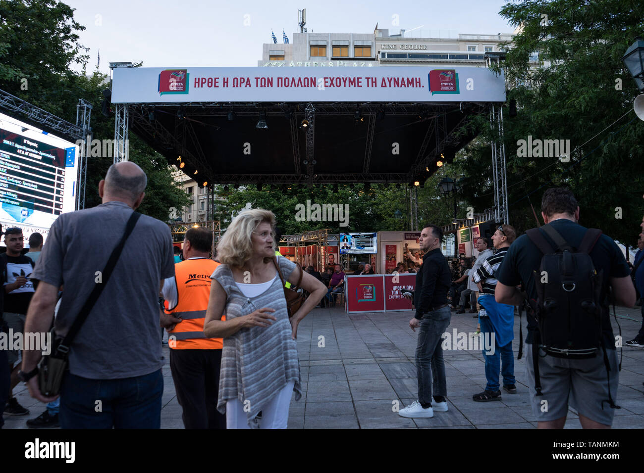 Die Anhänger des griechischen politischen Partei YRIZA' gesehen, die Exit Polls des Europäischen Parlaments wahl Wahlen Syrizas Kiosk in Athen. Die Wahlen zum Europäischen Parlament fand zwischen 23. und 26. Mai 2019 mit der Teilnahme aller Länder Mitglieder der Europäischen Union und die Neunte parlamentarische Wahlen seit 1979. Stockfoto