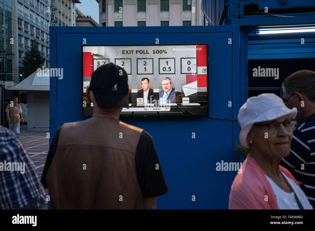 Unterstützer der Rechten griechischen politischen Partei "Neue Demokratie" gesehen gerade die Umfragen der Wahlen zum Europäischen Parlament, Wahlen Neue Demokratie Kiosk in Athen. Die Wahlen zum Europäischen Parlament fand zwischen 23. und 26. Mai 2019 mit der Teilnahme aller Länder Mitglieder der Europäischen Union und die Neunte parlamentarische Wahlen seit 1979. Stockfoto