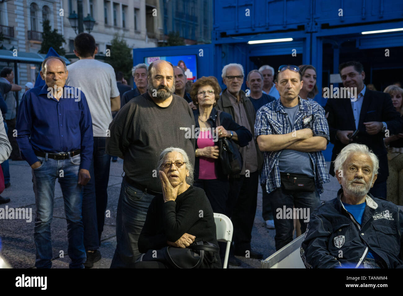 Unterstützer der Rechten griechischen politischen Partei "Neue Demokratie" gesehen gerade die Umfragen der Wahlen zum Europäischen Parlament, Wahlen Neue Demokratie Kiosk in Athen. Die Wahlen zum Europäischen Parlament fand zwischen 23. und 26. Mai 2019 mit der Teilnahme aller Länder Mitglieder der Europäischen Union und die Neunte parlamentarische Wahlen seit 1979. Stockfoto