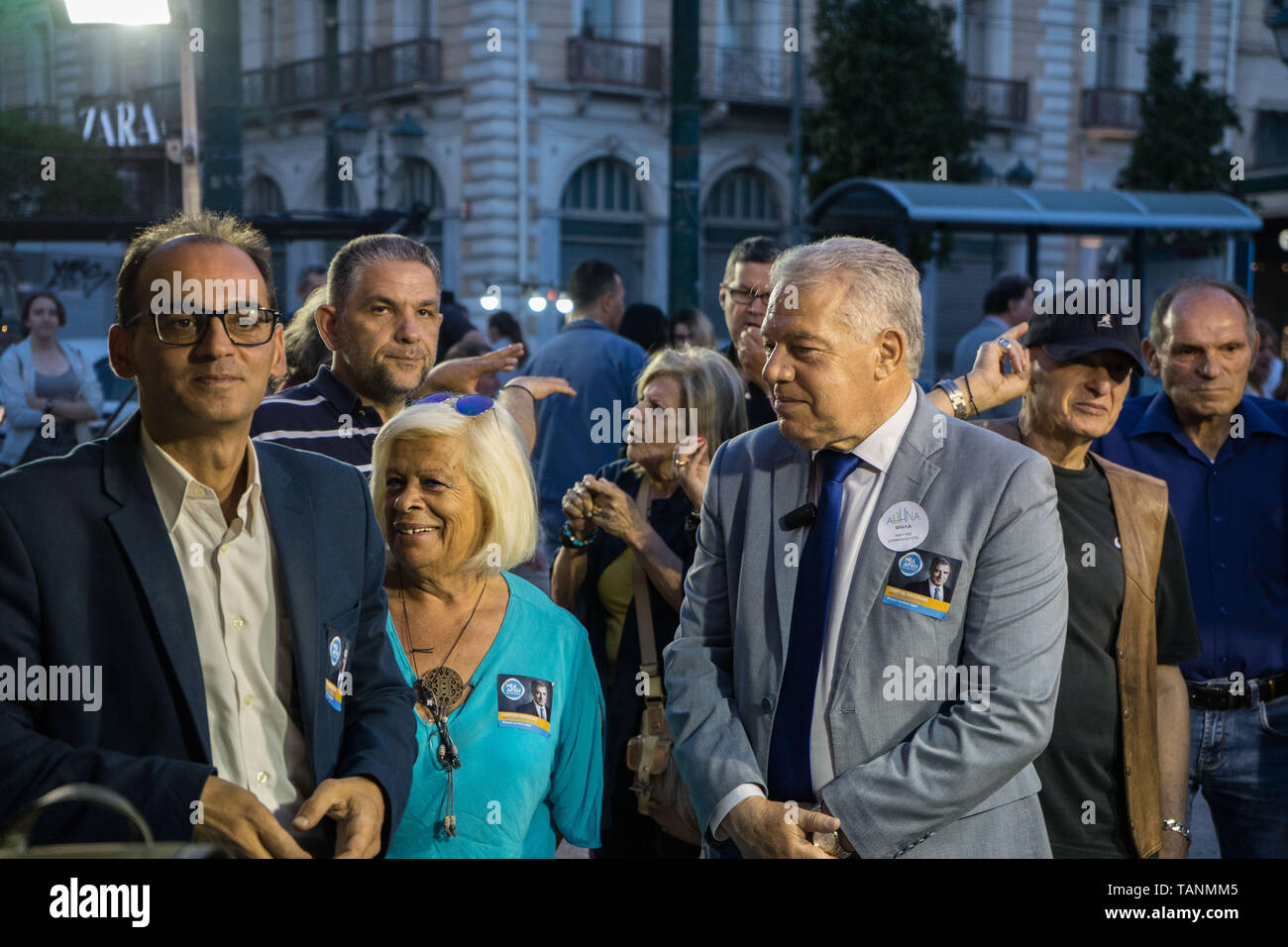 Unterstützer der Rechten griechischen politischen Partei "Neue Demokratie" gesehen gerade die Umfragen der Wahlen zum Europäischen Parlament, Wahlen Neue Demokratie Kiosk in Athen. Die Wahlen zum Europäischen Parlament fand zwischen 23. und 26. Mai 2019 mit der Teilnahme aller Länder Mitglieder der Europäischen Union und die Neunte parlamentarische Wahlen seit 1979. Stockfoto