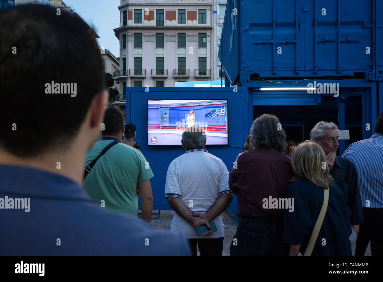 Unterstützer der Rechten griechischen politischen Partei "Neue Demokratie" gesehen gerade die Umfragen der Wahlen zum Europäischen Parlament, Wahlen Neue Demokratie Kiosk in Athen. Die Wahlen zum Europäischen Parlament fand zwischen 23. und 26. Mai 2019 mit der Teilnahme aller Länder Mitglieder der Europäischen Union und die Neunte parlamentarische Wahlen seit 1979. Stockfoto