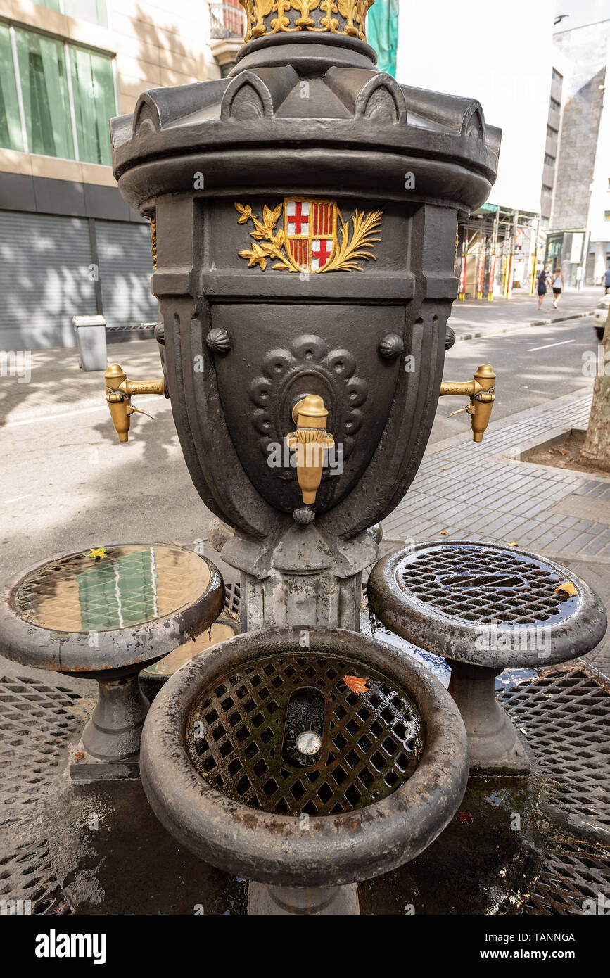 Font de Canaletes mit dem Wappen von Barcelona, XIX Jahrhundert. Historische Brunnen, am Anfang der Ramblas liegt in der Innenstadt Stockfoto