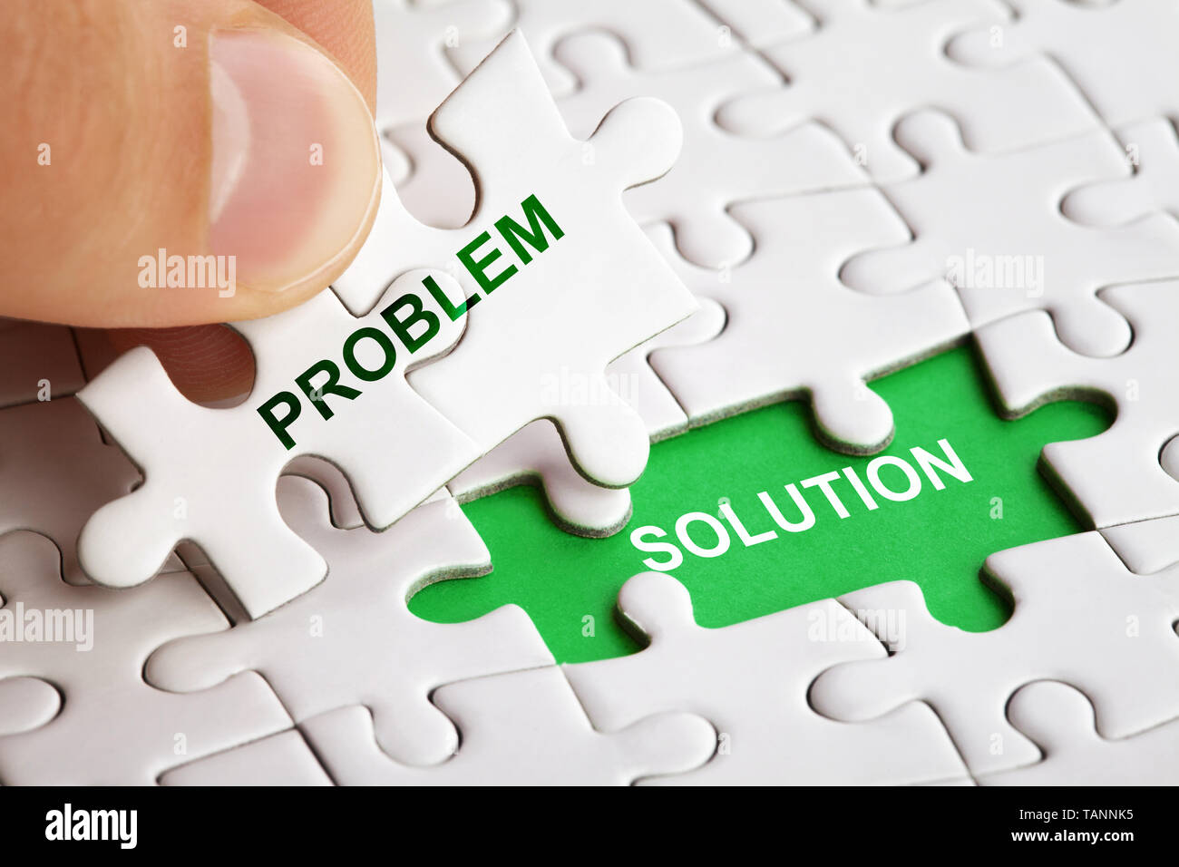 Hand stück Puzzle mit Word Problem Lösung. Stockfoto