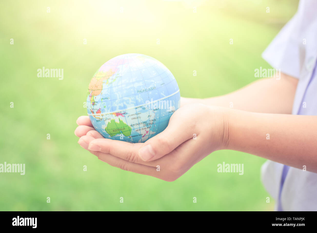 Internationaler Tag der Umwelt, Kind, Hände, die Erde Konzept für die Pflege des Planeten oder Erde Konzept zu speichern. Stockfoto