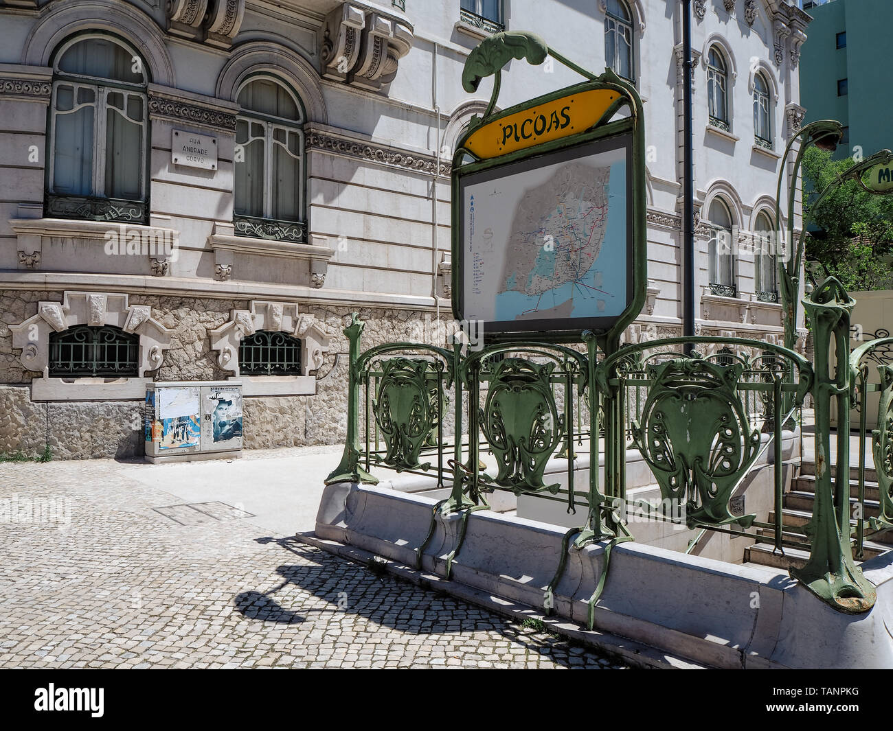 Lissabon, Portugal - 11. Mai 2019: Iconic Eingang zur U-Bahn-Station Picoas in Lissabon durch die Pariser Metro gespendet Stockfoto