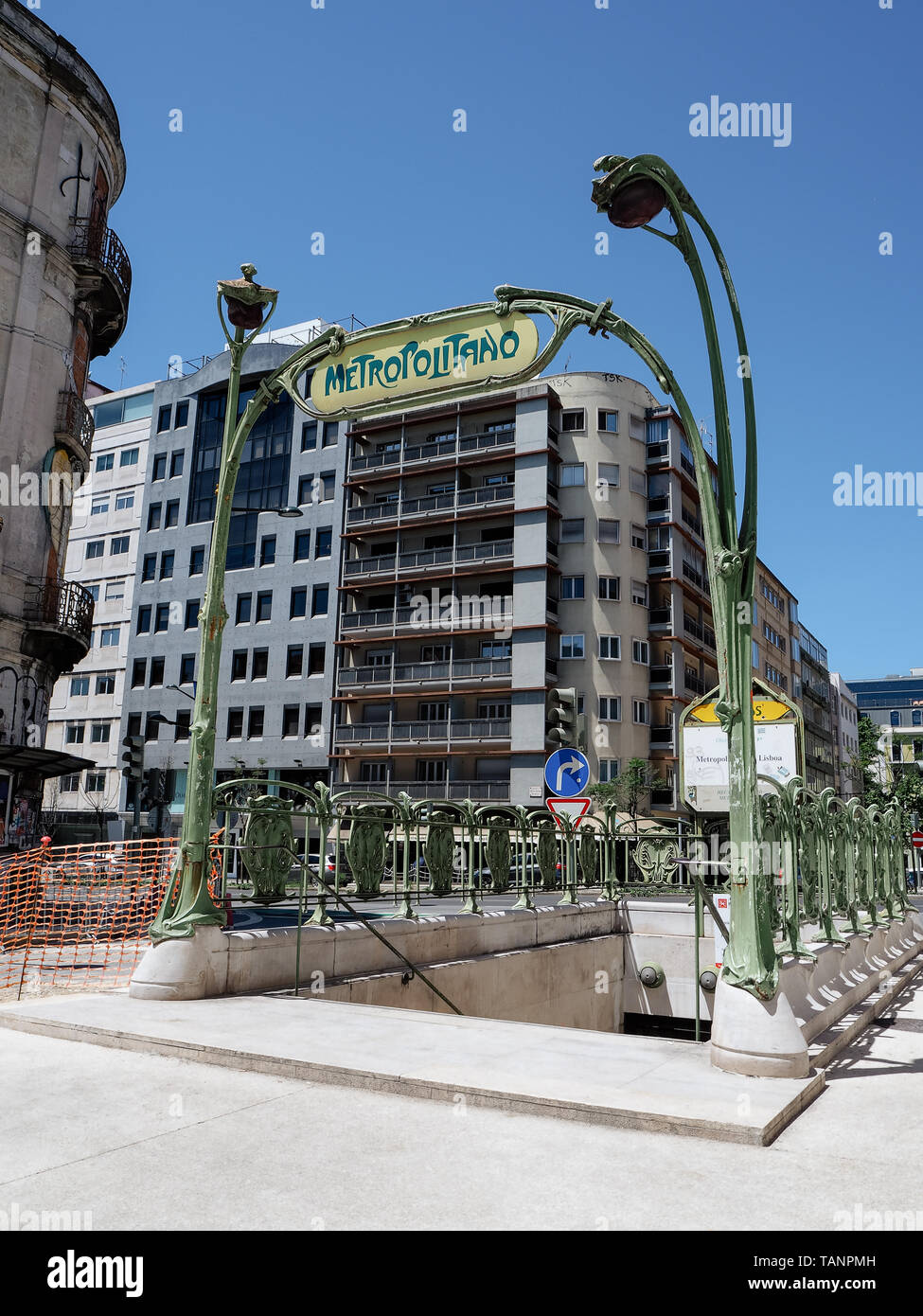 Lissabon, Portugal - 11. Mai 2019: Iconic Eingang zur U-Bahn-Station Picoas in Lissabon durch die Pariser Metro gespendet Stockfoto