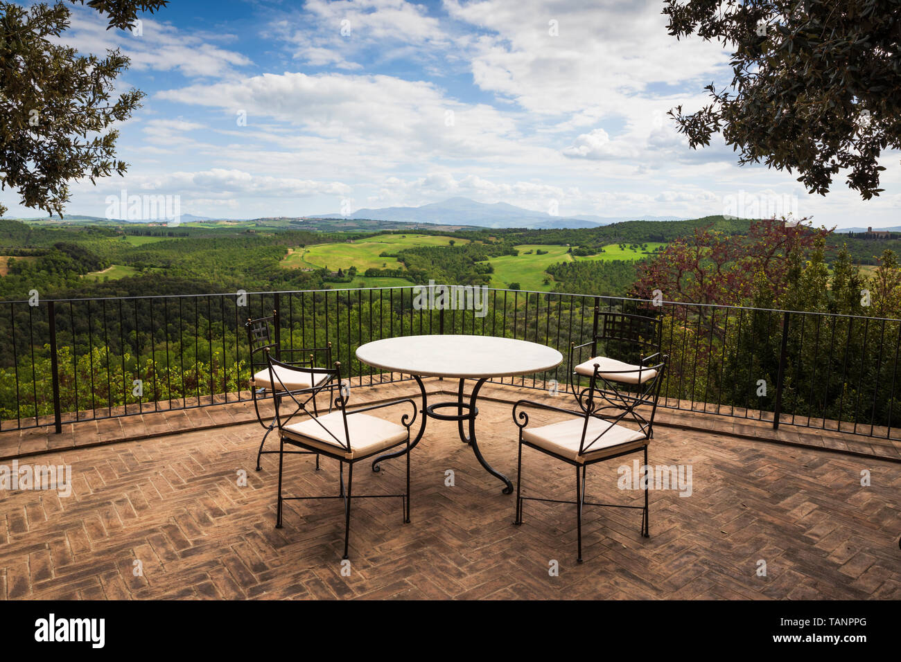 Blick von der Terrasse des Dorfes über toskanische Landschaft, Castelmuzio, Provinz Siena, Toskana, Italien, Europa Stockfoto