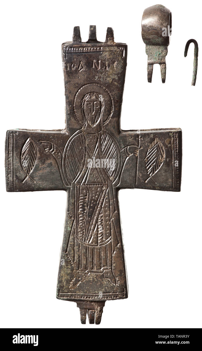Eine Mid-Byzantine encolpion mit Maria und St. Johannes, 10. - 11. Jahrhundert große und schwere Bronze reliquiar Kreuz, geschlossen mit einem am oberen und unteren Scharnier. Die pin-Verschluss unten fehlt, oben ersetzt durch ein Stück Draht (wahrscheinlich aus der Zeit der Nutzung), halten die Suspension Ring am Scharnier. Auf beiden Seiten sehr feinen und komplizierten graviert Dekorationen. Maria Theotokos im Gebet Position, entweder Seite Arm des Kreuzes mit einem Fisch geschmückt. Auf der Rückseite Johannes der Täufer, in seiner rechten Hand ein Kreuz Personal, die Seiten wieder dekoriert mit zwei, Additional-Rights - Clearance-Info - Not-Available Stockfoto