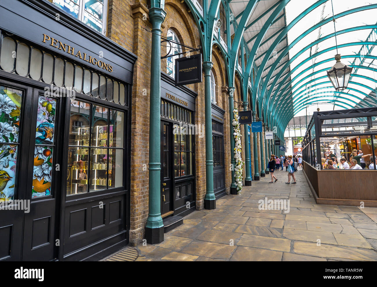 5/24/19 - Menschen und Läden in Covent Gardens - London, Großbritannien Stockfoto