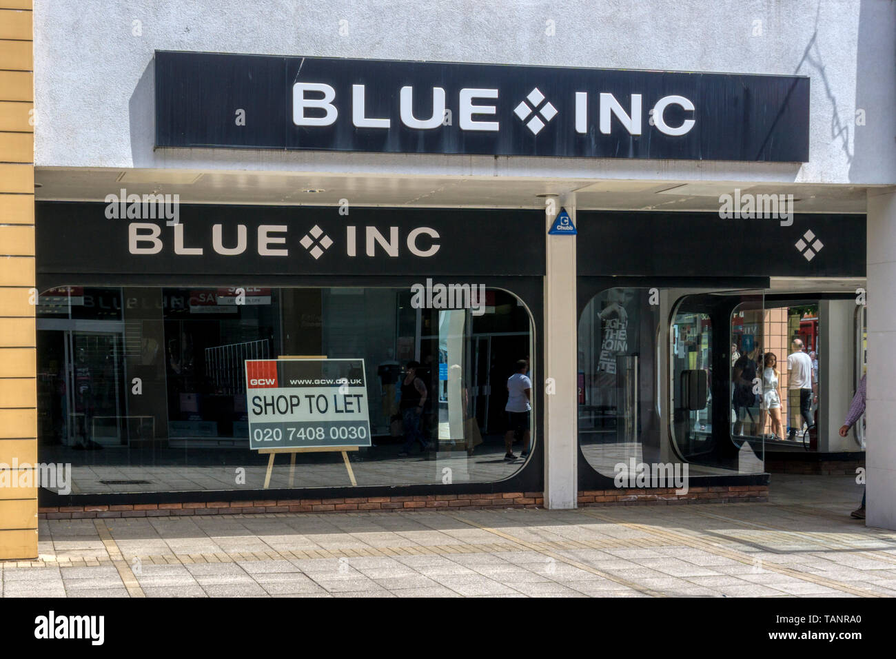 Eine geschlossene Filiale von Blue Inc in der Vancouver Viertel von King's Lynn Shopping Center. Shop ist jetzt leer mit einem Schild im Fenster. Stockfoto