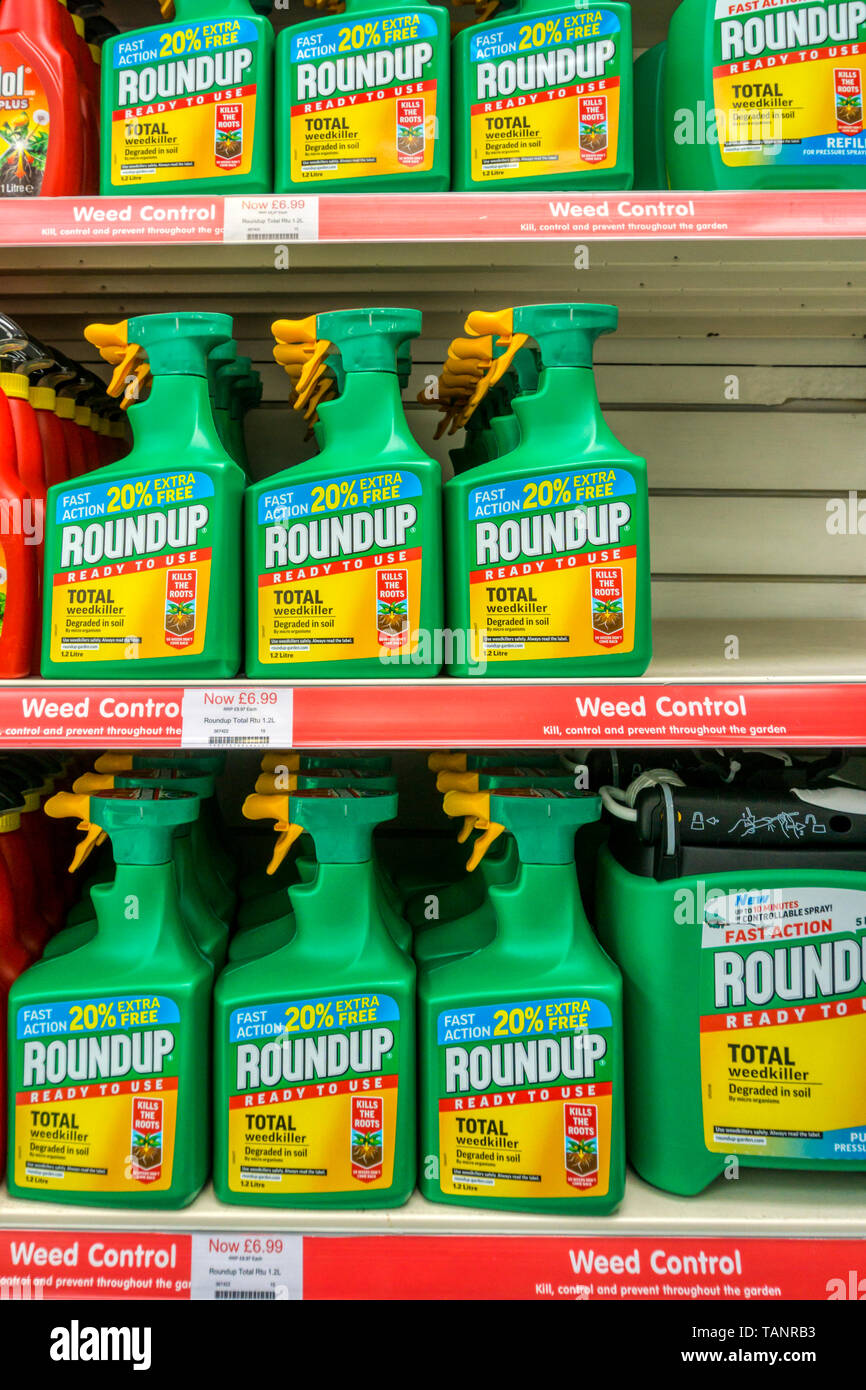 Sprühflaschen von Roundup Unkrautvernichtungsmittel auf Verkauf in einem Gartencenter. Stockfoto
