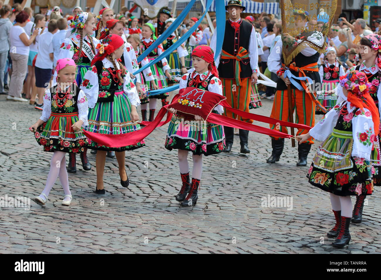 Traditionelle Prozession Fronleichnam Feiertag in Lowicz, Polen, lokale authentische Menschen in der Folk World bunte Kostüme zu Fuß in der Straße. Stockfoto