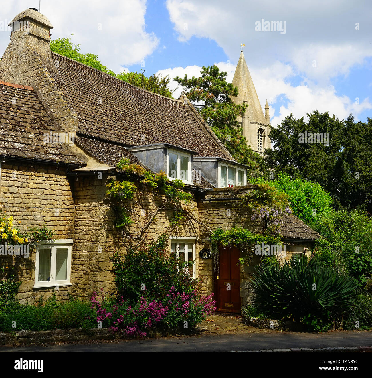 Attraktives Ferienhaus aus Stein neben der Kirche im Barnack, Cambridgeshire Stockfoto